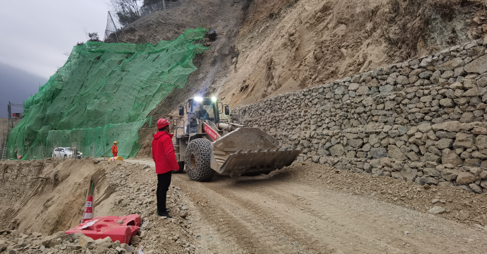 鐵軍擔當 | 交建集團海螺溝景區(qū)道路項目部積極參與“1·26”瀘定地震搶通保暢工作