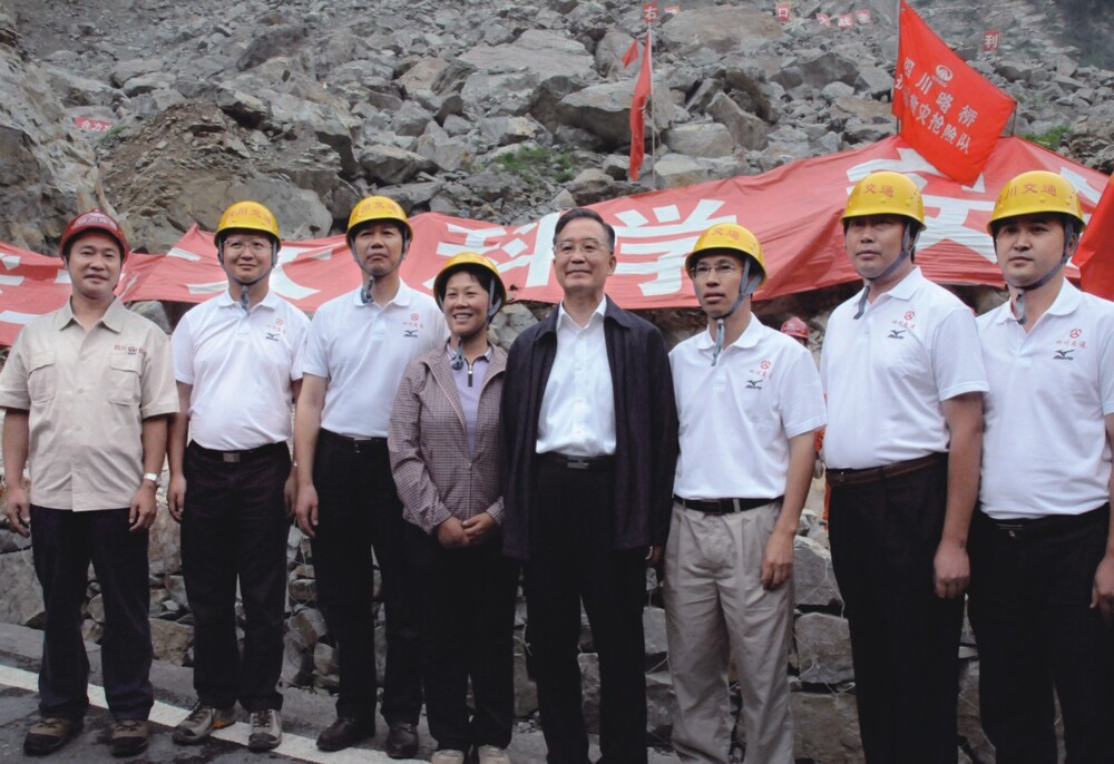 “5.12”抗震救災(zāi)期間，溫家寶同志視察公司搶通的國(guó)道213都汶公路.jpg