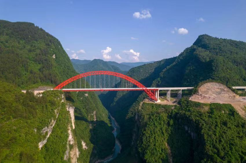 30輛重卡900噸“壓橋”！蜀工檢測(cè)公司圓滿(mǎn)完成湖北宜來(lái)高速溇水河特大橋荷載試驗(yàn)檢測(cè)